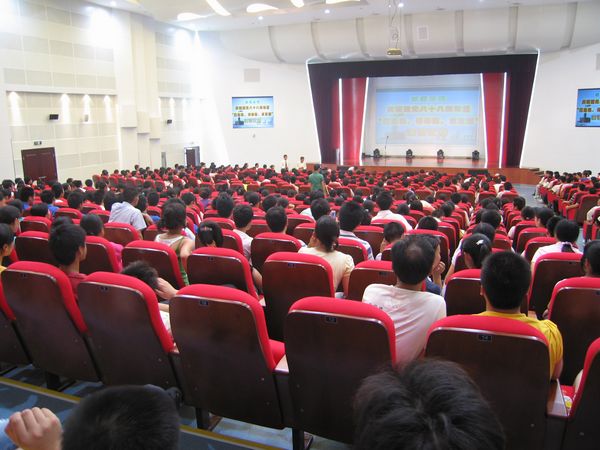 慶祝建黨八十八周年“應(yīng)危機(jī)、講奉獻(xiàn)、求發(fā)展”演講比賽